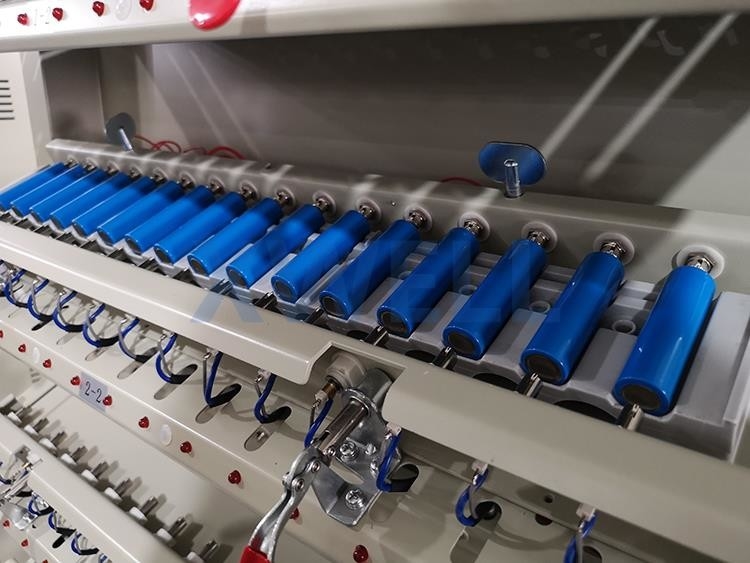 5V 3A 512 creuse des rigoles la capacité de machine de décharge de charge de batterie évaluant pour la cellule cylindrique