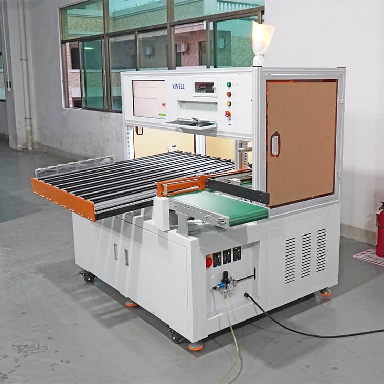 Machine de test et de tri de cellules prismatiques pour la fabrication de batteries au lithium-ion