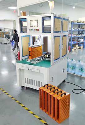 Bon prix Soudeuse par points hautement efficace pour le double côté de batteries au lithium 18650 complètement automatique en ligne